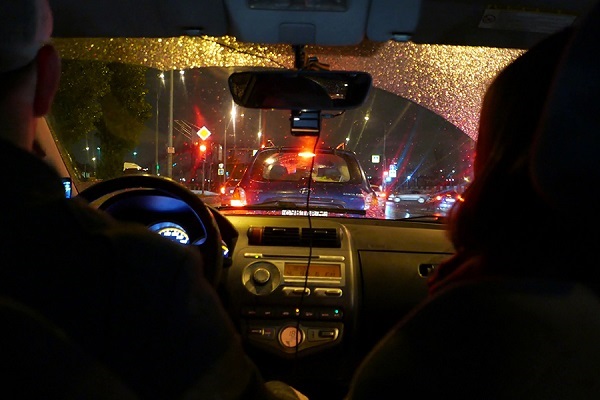 Giữ khoảng cách an toàn với các phương tiện giao thông khác khi lái xe trời mưa ban đêm