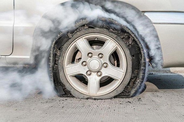 Cách xử lý khi bị nổ lốp xe bất ngờ giữa đường