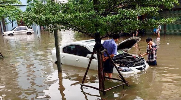 Gọi ngay đội cứu hộ để giúp xử lý khi xe bị ngập nước